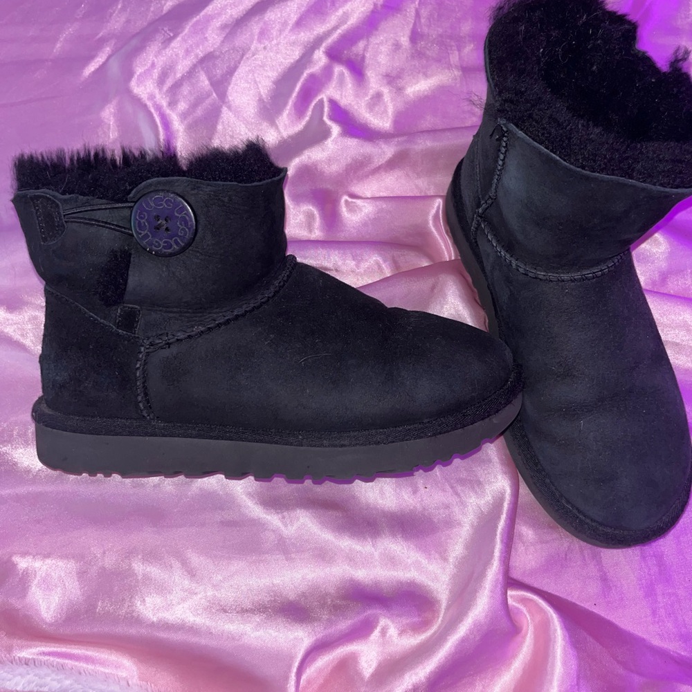 Black short button Uggs